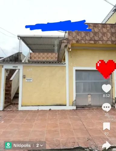 Casa bem arejada, de frente de rua, totalmente independente.