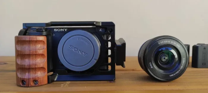 Câmera Sony a6400 4k semi-nova + lente 16-50mm + 5 baterias + cage (gaiola)