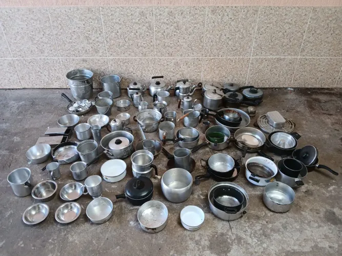 Panelas, bules, frigideira e tampas usadas 