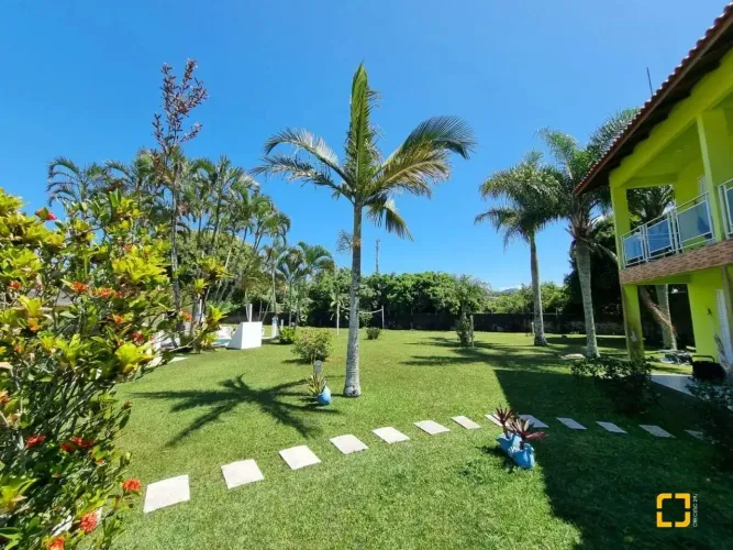 Pousada na Barra da Lagoa com amplo terreno próximo ao mar e canal.