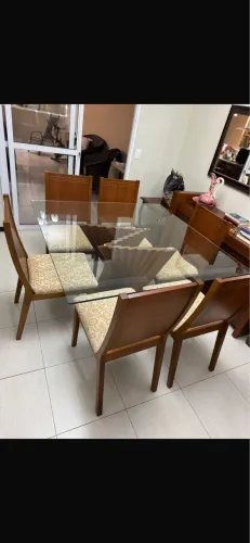 Mesa 6 cadeiras vidro / pés de madeira maciça