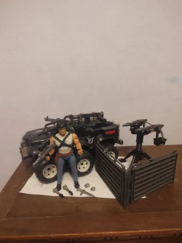Boneco Rambo e Jeep