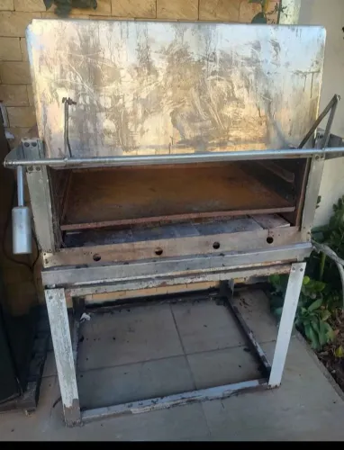 Forno com pedras refratária