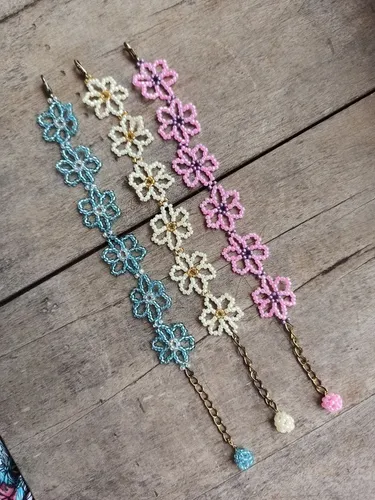 Pulseira de miçanguinhas, modelo em flores