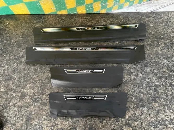 Adesivo aplique soleira Toyota Yaris 2024