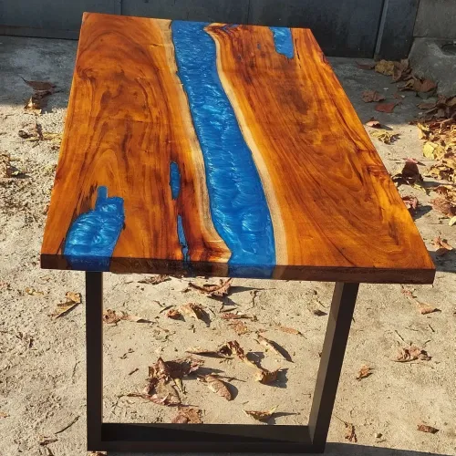 Mesa de madeira e resina epoxi Rivertable