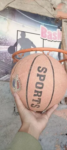 Sexta basquete bola e inflador de bola