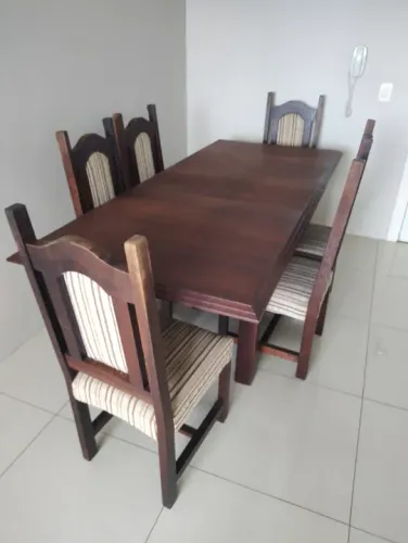 01 Conjunto de mesa com 06 cadeiras