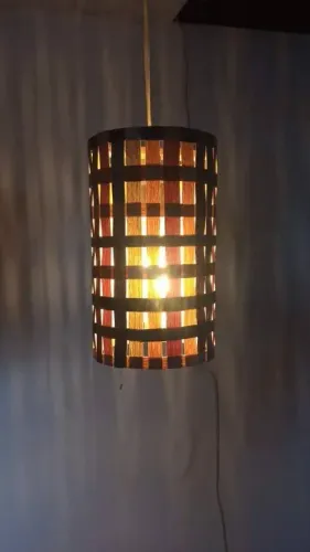Lustre de madeira trançada