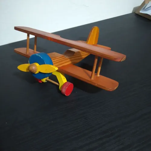 Avião de madeira para criança