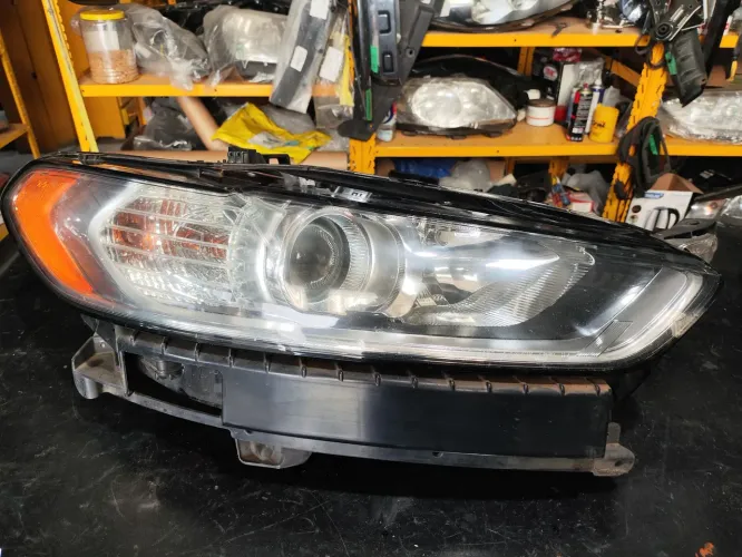 Farol direito Fusion 2013 2014 2015 2016