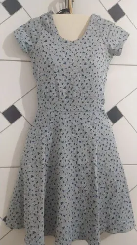 Vestido cinza com estampa de triângulos