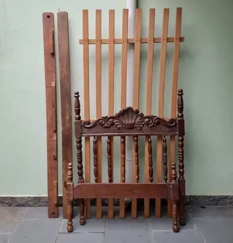 Cama antiga colônia entalhada