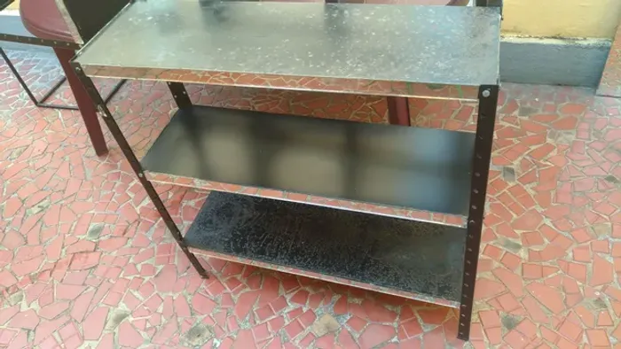Estante armário em metal, cor preta, 3u, bom estado. E outros.