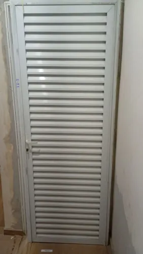 Porta branca laminada de alumínio medida com batente o 2,13 x 0,78 fechadura com chave