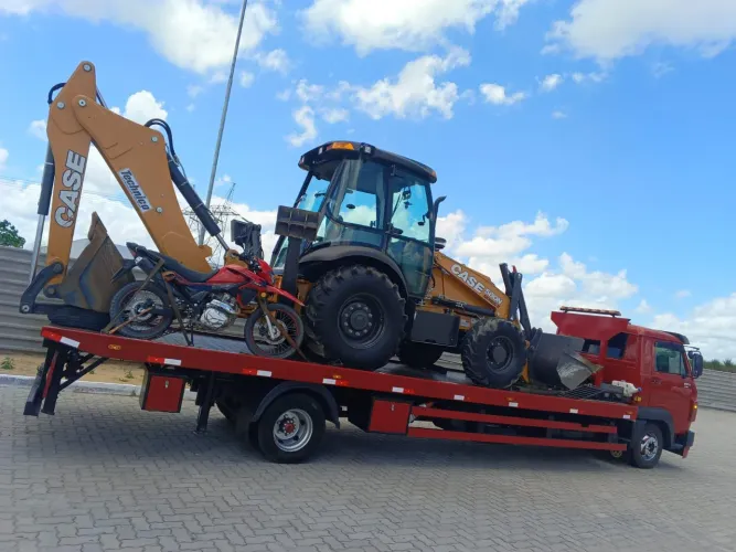 Aluga-se Retroescavadeira 