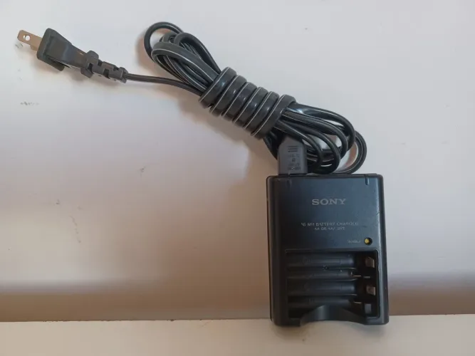 Carregador de bateria Sony original por 25 reais.