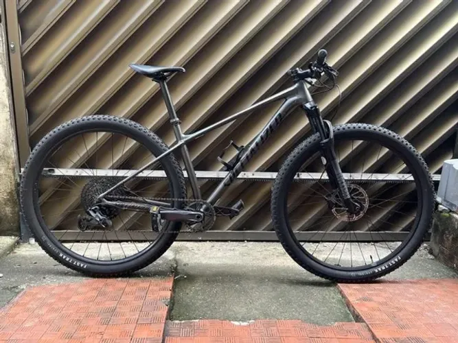 Bicicleta Specialized Chisel Sram GX Eagle Lunar e Acessorios