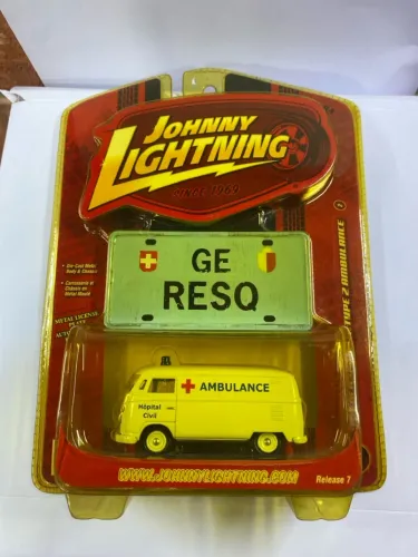Johnny Lightning Kombi Ambulância com placa