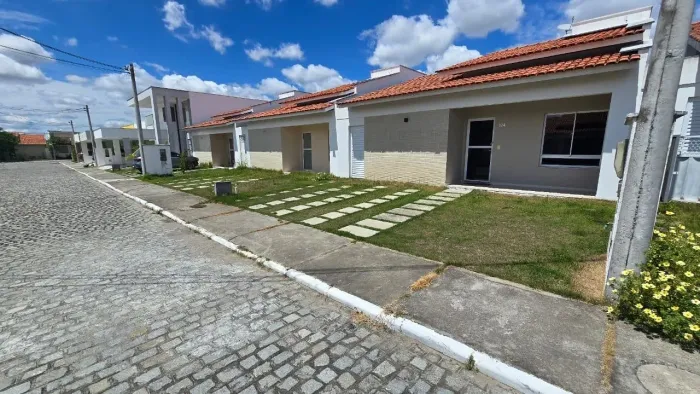 Casa disponível para Aluguel no Sim na Av. Artêmia Pires.