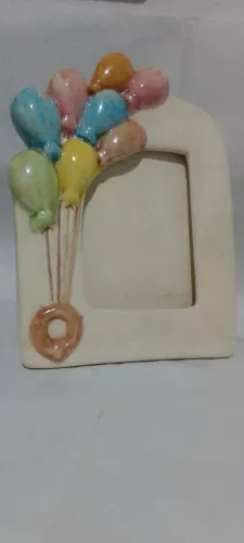 Porta-retrato cerâmica com balões festivos