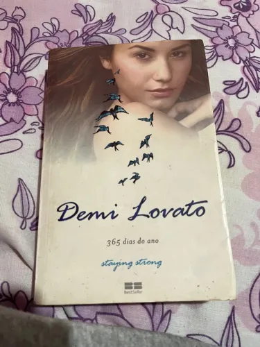 Livro Demi Lovato - Staying Strong