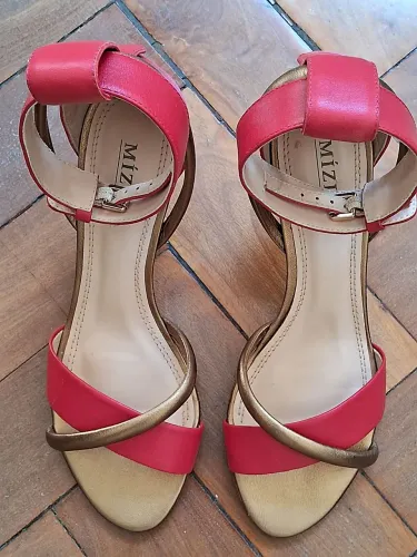 Sandálias femininas vermelhas com douradas - MIZIMA
