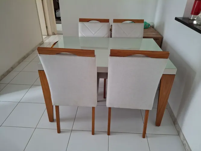 Anúncio de Venda: Mesa de Jantar Moderna com 4 Cadeiras Super Confortáveis!