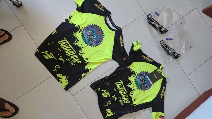 Camisa ciclismo ERT zíper completo nunca usada com brinde