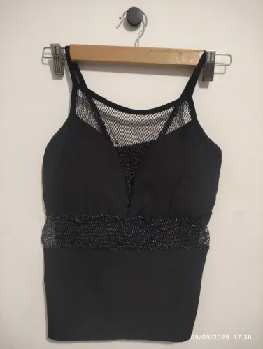 Blusa preta com transparência e brilho