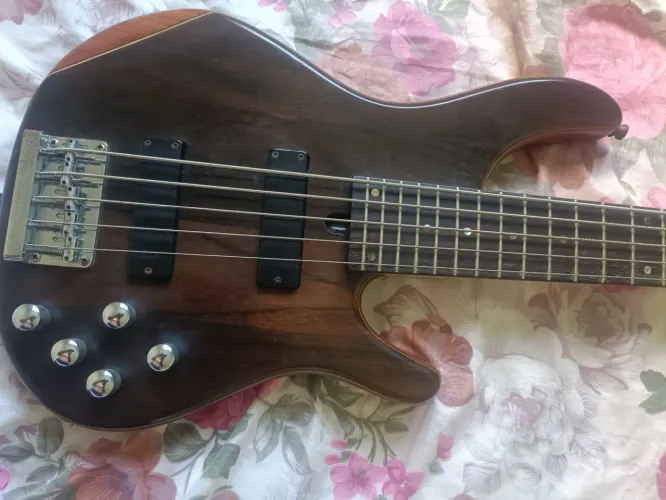 Baixo Tagima 5 cordas 