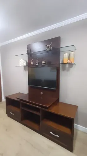 Rack para TV com prateleiras de vidro