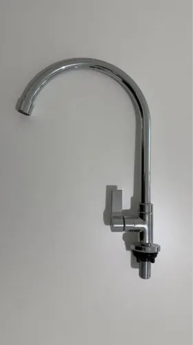 Torneira de Mesa Bica Alta em Metal