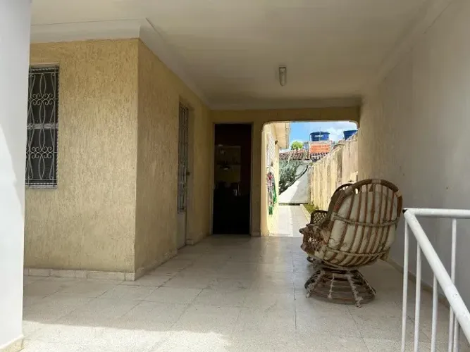 Casa no Farol, com 4 quartos, sala, quintal, varanda, garagem