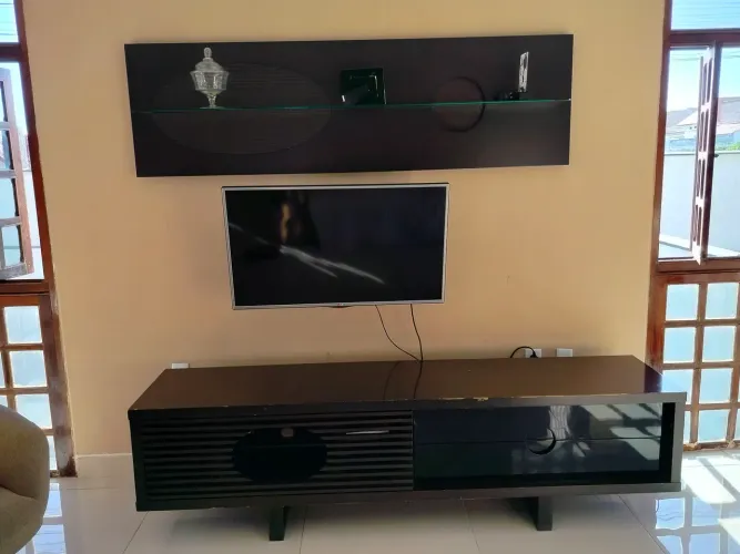 Rack para TV Preto com Prateleira
