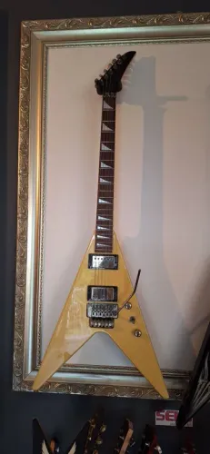 Guitarra Elétrica Flying V Aria Pro Japão