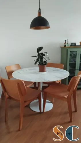 Mesa Saarinen com tampo em Mármore Branco Extra