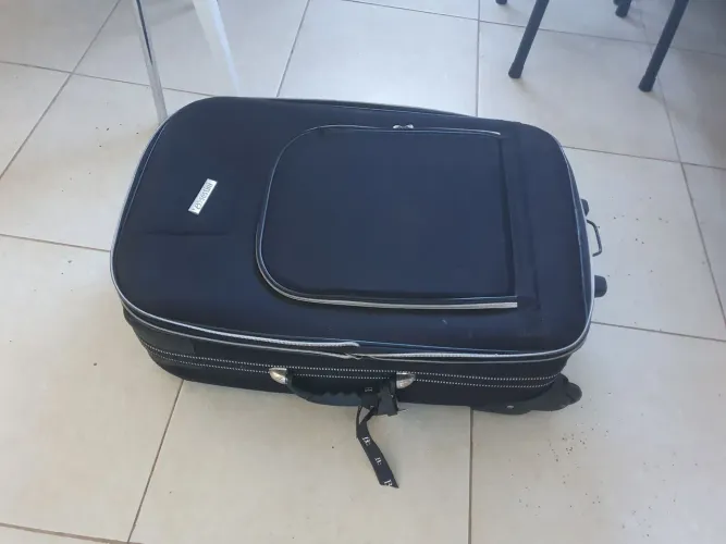 Mala de Viagem Sestini 1 alça quebrada.