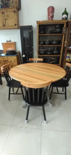  Conjunto Mesa Redonda com Tampo Madeira, 4 Cadeiras Torneadas, com Assento MDF 