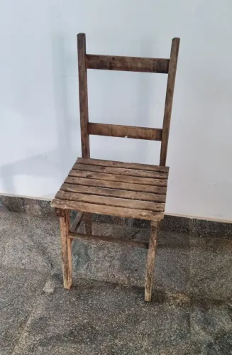 Cadeira Antiga de Madeira