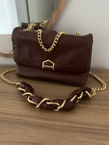 Bolsa Arezzo marrom de couro com alça corrente