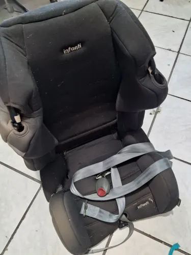 Cadeirinha de bb para carro.