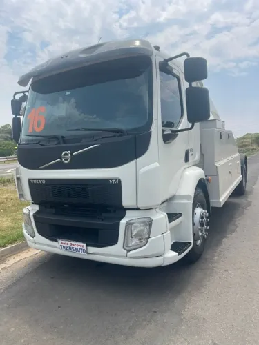 VOLVO VM 330 4X2 TOCO GUINCHO LANÇA ZERO GRAU ANO 2016