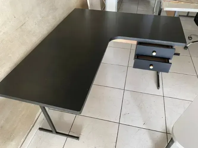 .produto novo - mesa escrivaninha em L preta com pernas de ferro e gaveta