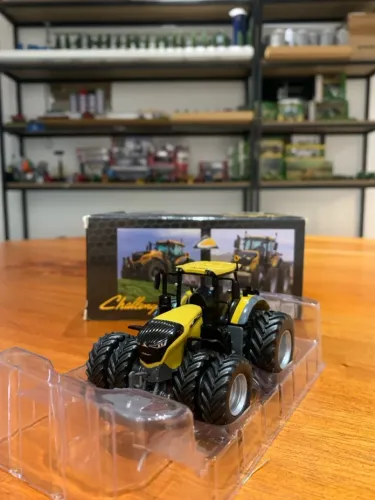 Miniatura Trator Challenger 1050 1/64