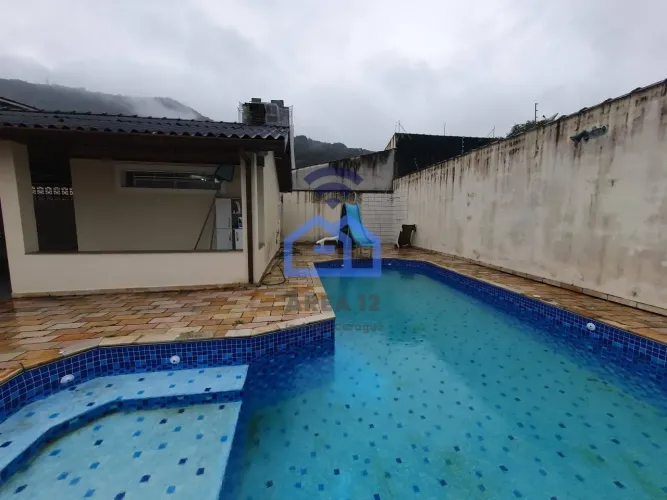 Casa de 3 suítes à venda no bairro do Sumaré em Caraguatatuba, SP - Com piscina e área gou