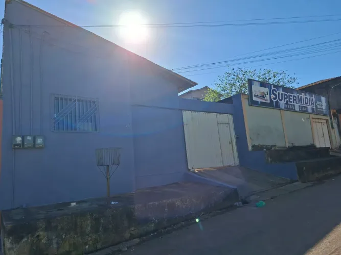 VENDE- SE 1 casa e 2 kit-nets.