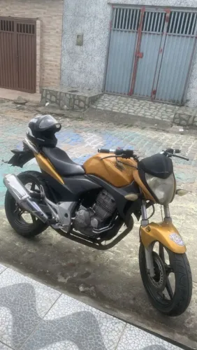 Vendo Honda CB300, com 1500 de multa