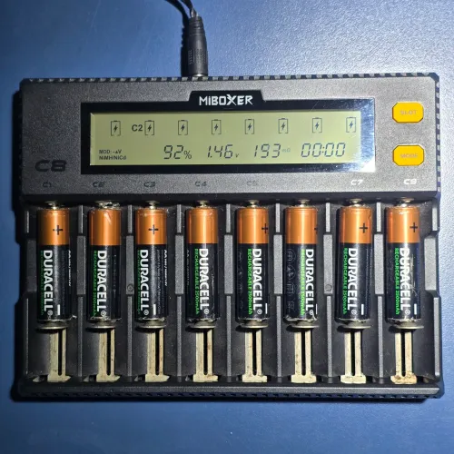 Carregador de pilhas + 8 Pilhas Duracell Recarregáveis AA
