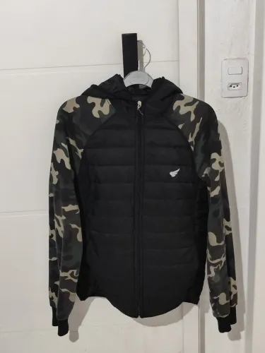 Jaqueta preta estilo puffer com mangas camufladas - P